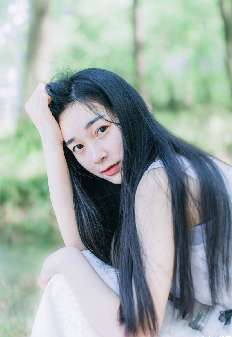 所以，我是没有选择的做了暂时的不死鸟，虽然我的翅膀断了，我的羽毛脱了，我已没有另一半可以比翼，可是那颗碎成片片的心，仍是父母的珍宝，再痛，再伤，只有他们不肯我死去，我便也不再有放弃他们的念头。——三毛《梦里花落知多少》